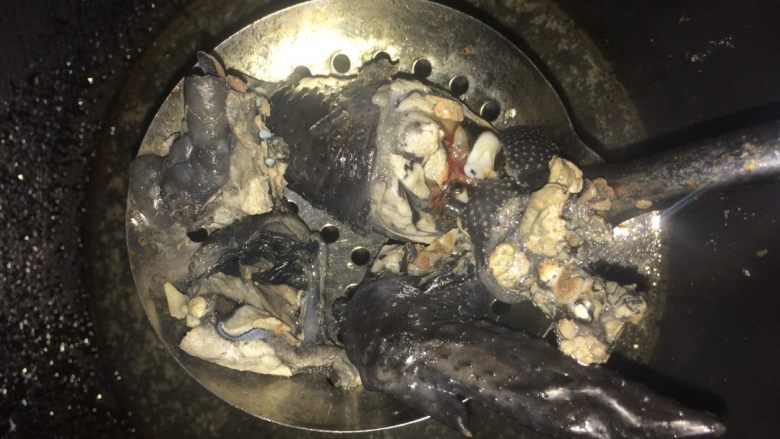 滋补乌鸡汤,放入鸡块,煮几分钟,去掉血水后捞出来,
