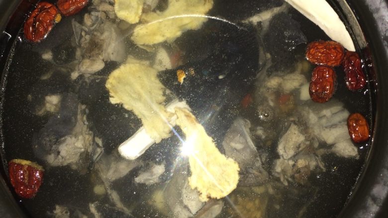 滋补乌鸡汤,用砂锅,加多一些水,放入煲汤料,加入乌鸡,