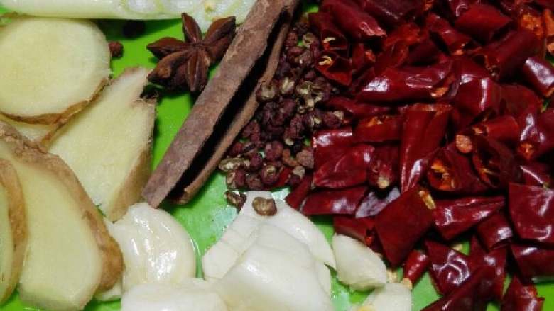 “麻辣猪蹄”绅士私房菜,配料切好备用
