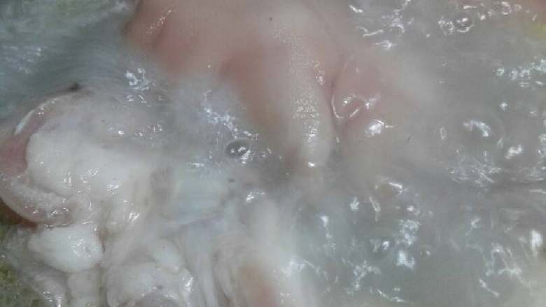 “麻辣猪蹄”绅士私房菜,锅内烧开水放入猪蹄大火煮至30分钟(也可使用高压锅)