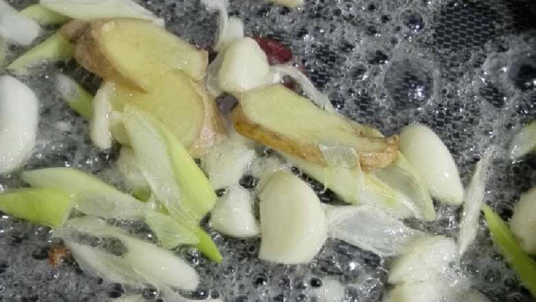 “麻辣猪蹄”绅士私房菜,锅内放入少许油炒香配料后开始熬糖色