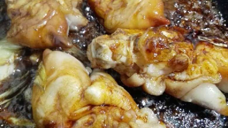 “麻辣猪蹄”绅士私房菜,放入猪蹄加入生抽 老抽 水