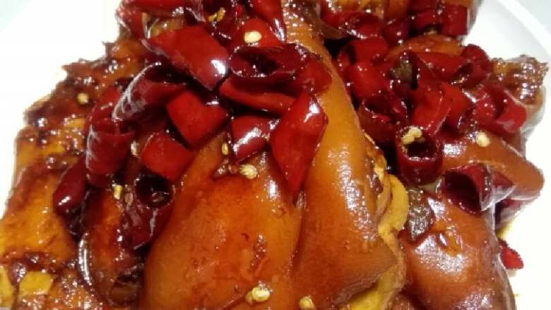 “麻辣猪蹄”绅士私房菜,收汁 出锅