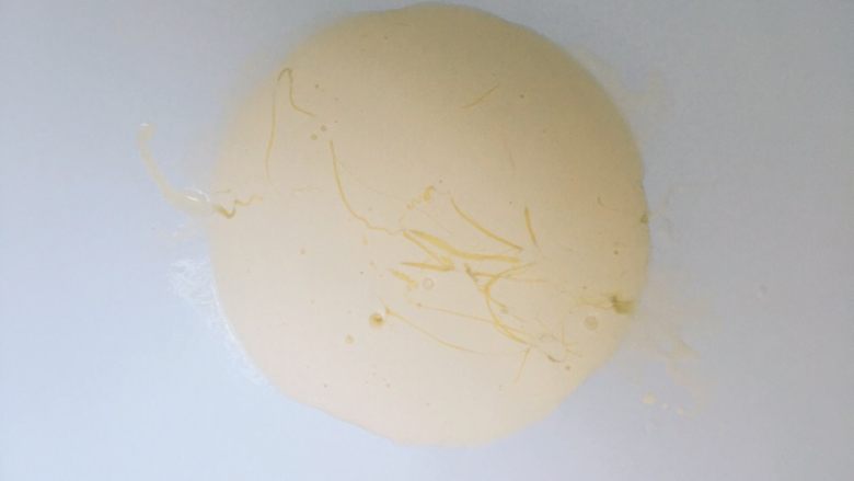 西瓜奶油雪糕,找一个无水无油的搅拌盆,依次倒入淡奶油、炼乳。