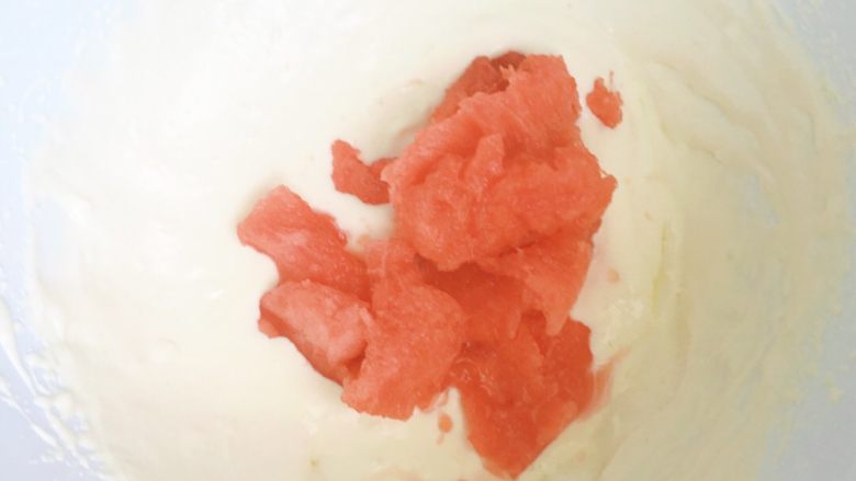西瓜奶油雪糕,加入去籽的西瓜瓤,事先切成小块哦!