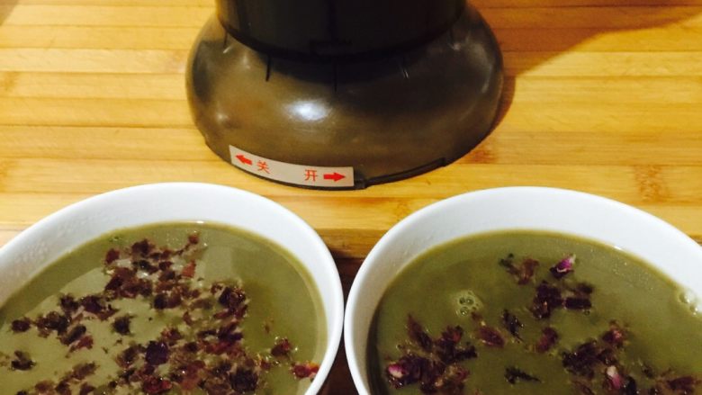 香浓杂米糊,倒入碗中,往上撒点干玫瑰花瓣,浓浓的米香玫瑰花香好诱人。