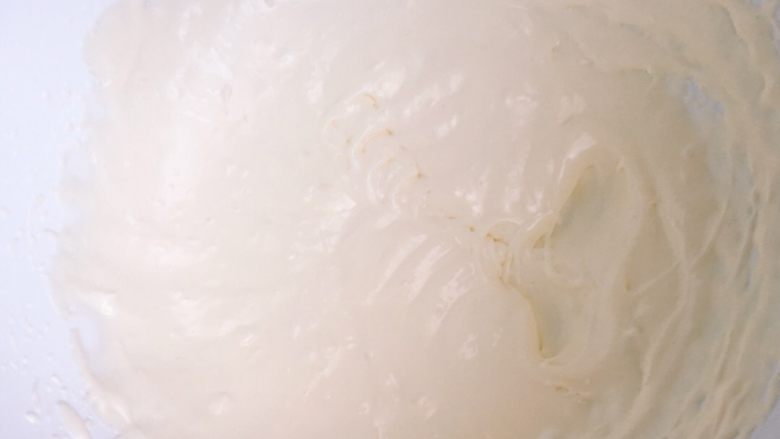 西瓜奶油雪糕,打发至膨大微发,越来越浓稠哦!
