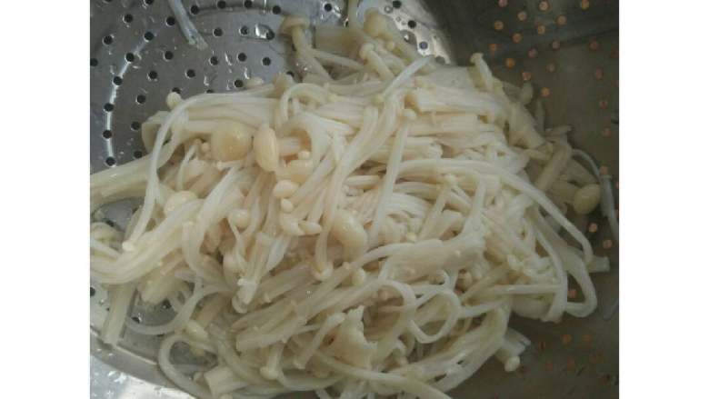 照烧培根卷,把金针菇煮熟