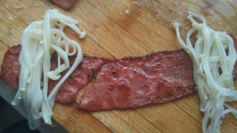 照烧培根卷,金针菇分两侧  卷好
用牙签穿上