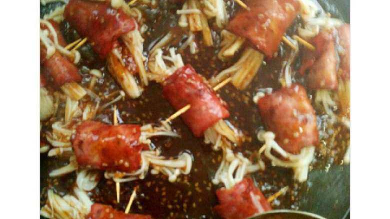 照烧培根卷,浇汁、再微微煎一下