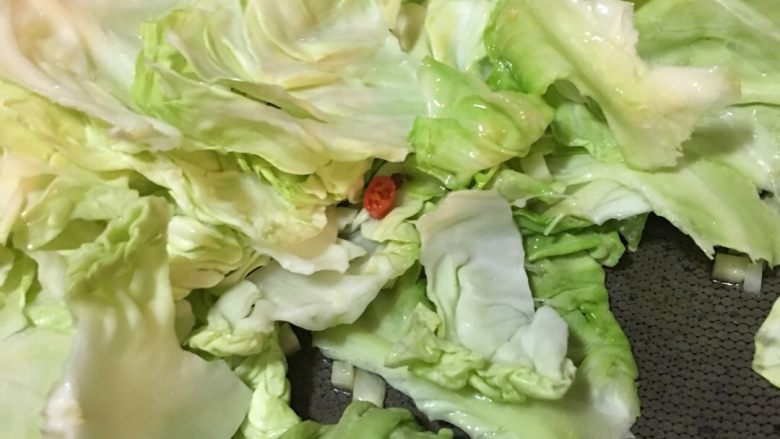 「吃货久久」开胃下饭到不行的牛心包菜炒火腿,炒香后大火 倒入青菜 锅里炒快干的时候加入少许水