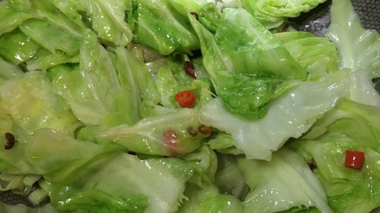 「吃货久久」开胃下饭到不行的牛心包菜炒火腿,翻炒至青菜变绿 开始调味 加入生抽 醋 和少许盐 因为后面还要放熏肠已经有咸味了 