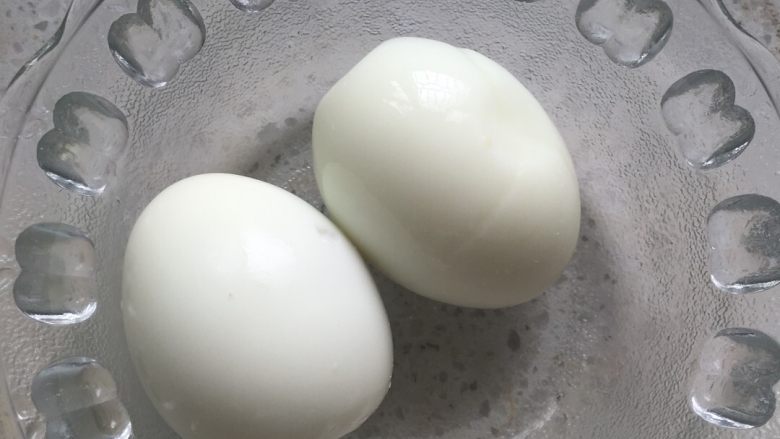 鸡蛋香蕉牛奶糊！,煮熟剥开