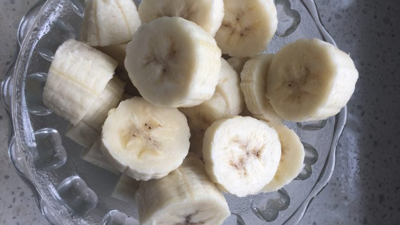 鸡蛋香蕉牛奶糊！,剥开切片