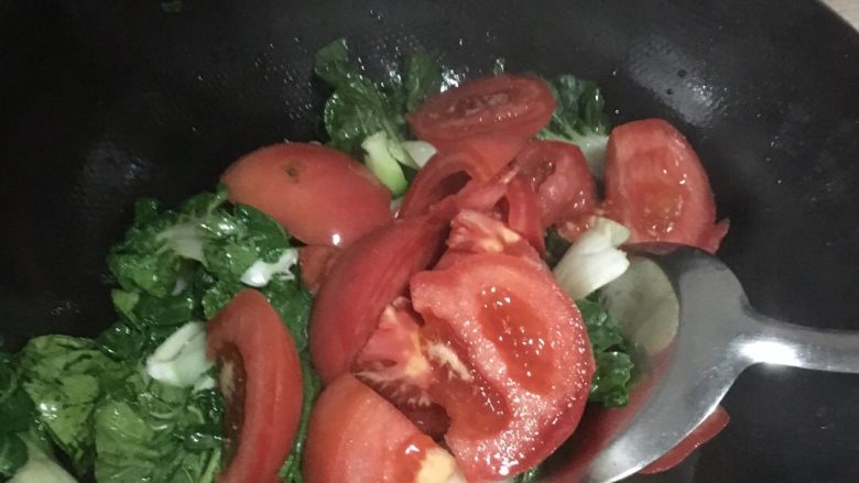 青菜番茄鸡蛋疙瘩汤！,倒入锅内