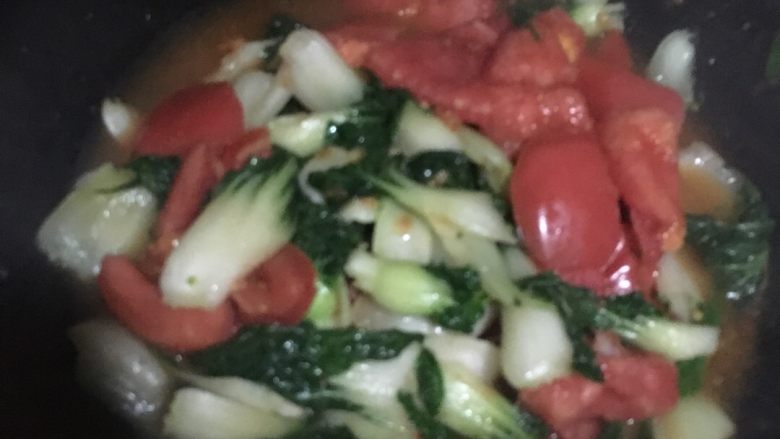 青菜番茄鸡蛋疙瘩汤！,加盐调味翻炒