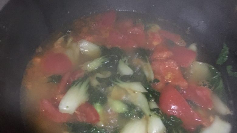 青菜番茄鸡蛋疙瘩汤！,差不多熟后，加入适量的开水