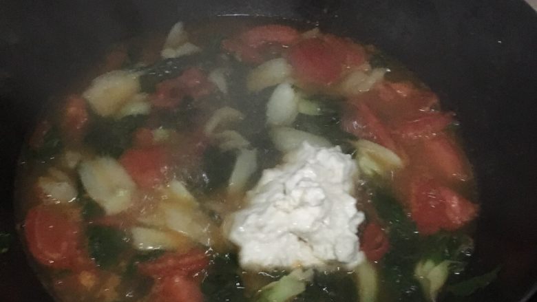 青菜番茄鸡蛋疙瘩汤！,面团倒入锅内