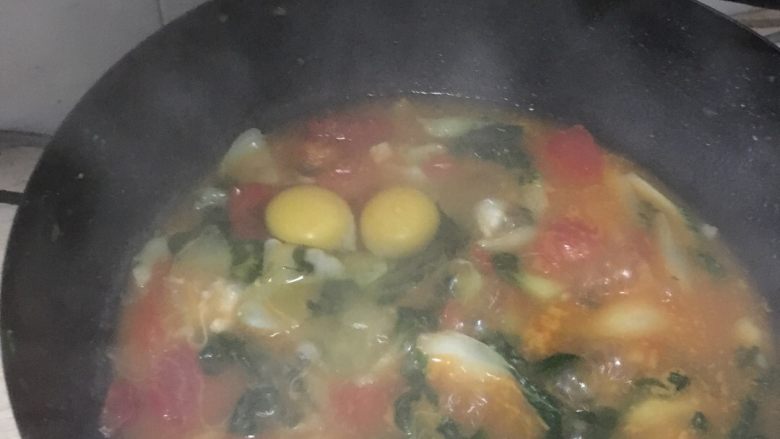 青菜番茄鸡蛋疙瘩汤！,打入两个鸡蛋
