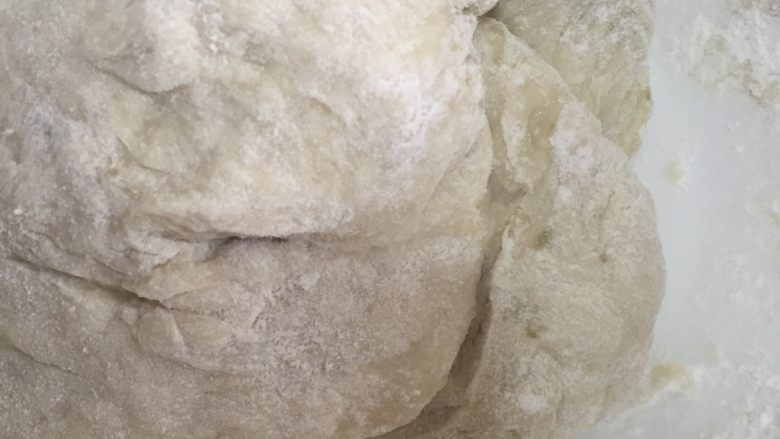 牛奶鸡蛋面包,所有的材料除了黄油都放在一起混合成均匀的面团