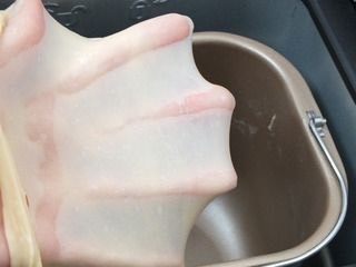 牛奶鸡蛋面包,加入软化的黄油揉出膜如图