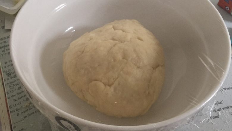 牛奶鸡蛋面包,完成后放入盆中发酵 盖上保鲜膜防止面团干燥 过程要耐心大概3小时以上