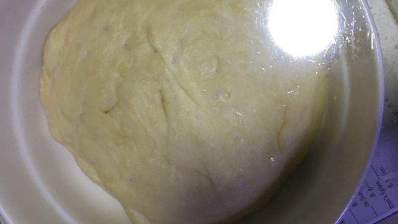 牛奶鸡蛋面包,发酵至两倍大 然后在中间用筷子扎入面团 若不会反弹 则成功发酵 如果四周的面团都一下子塌下去的话 可能是因为发酵过度了