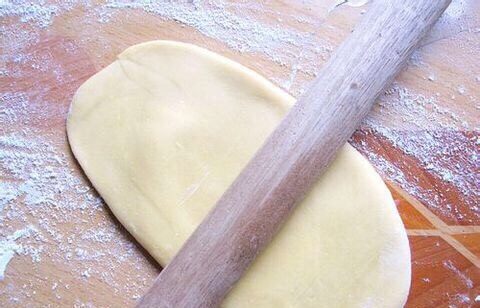 牛奶鸡蛋面包,再拿出来 用擀面棍擀长 再做出你喜欢的样子 我做的是圆形 然后再盖上保鲜膜醒十分钟