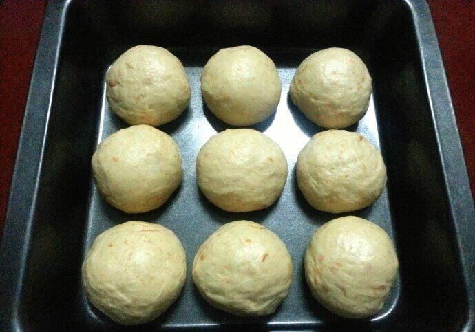 牛奶鸡蛋面包,再擀长一次  尽量换另外一个部分 然后放入模具中发酵 可以发酵到面团填满模具