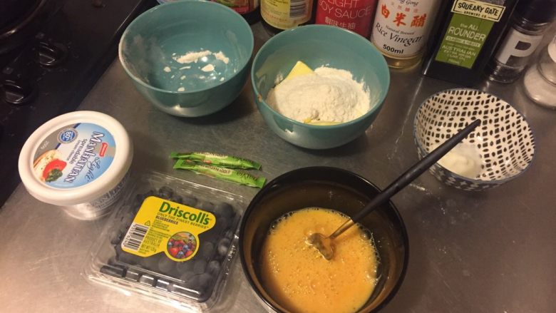 蓝莓乳酪挞,准备好食材 图中我将面粉倒入了黄油里