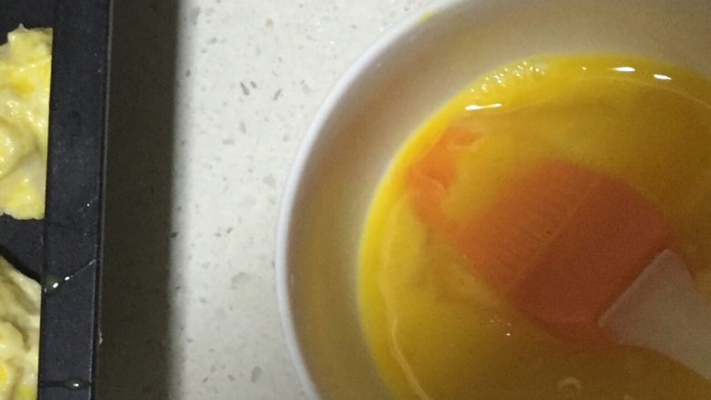 牛奶鸡蛋面包,填满模具后 即可涂上<a style='color:red;display:inline-block;' href='/shicai/ 1118'>蛋液</a> 用于装饰