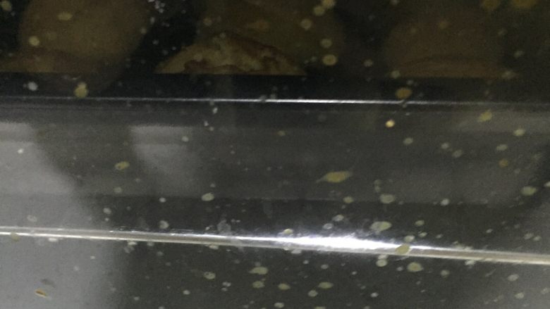 牛奶鸡蛋面包,放入烤炉（原谅我以前打发奶油弄的满玻璃是材料）180度提前预热  然后开始烤放在烤箱最下层 上下烤30分钟