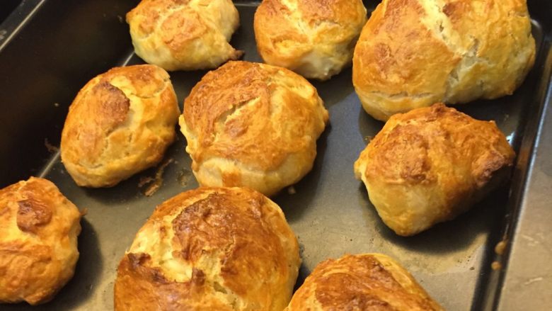 牛奶鸡蛋面包,完成辣 最好要保持做到面团表面光滑要不就会像我图中一样凹凹凸凸不好看 