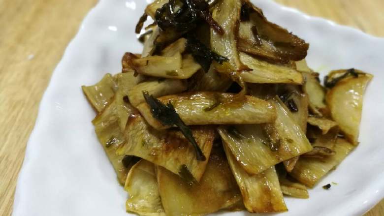 葱油拌杏鲍菇,加入少许盐、绵白糖、可多点炸葱小段加上一小匙特制油拌匀,盛入碟内再用小许炸葱点缀即可