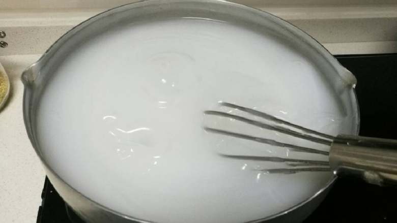 豌豆凉粉,开大火煮,慢慢搅拌至烧开粉浆开始变透明状(可10秒搅拌一下再停以此类推),注意底部糊