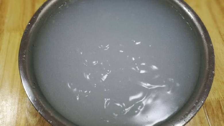 豌豆凉粉,让其自然冷却凝固成型口感嫩滑(头晚弄次日吃),放冰箱冷藏4小时左右口感爽脆无嫩滑感两种风味