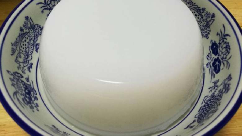 豌豆凉粉,自然凝固好反扣过来的成品光滑漂亮,摸上有些韧性