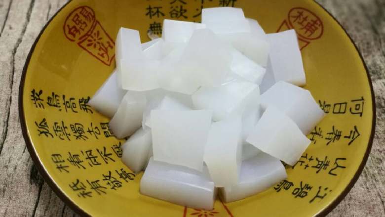 豌豆凉粉,也可切小方块或小条状,不能太大块否则不入味影响味道(切前先把刀过下凉水好切不粘刀)