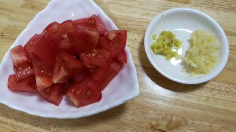 豌豆凉粉,调料制作:番茄2个切小块,蒜子剁成细末,姜剁成细末