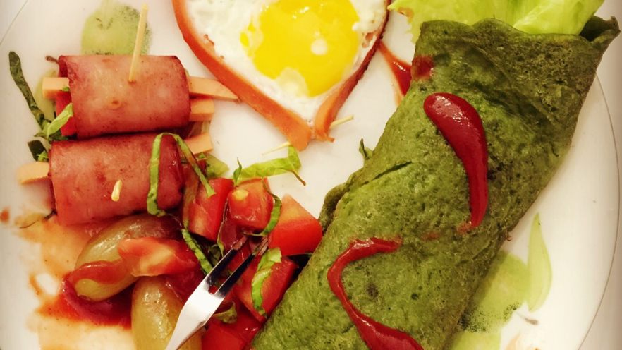 #高颜值早餐# 爱心抹茶培根卷