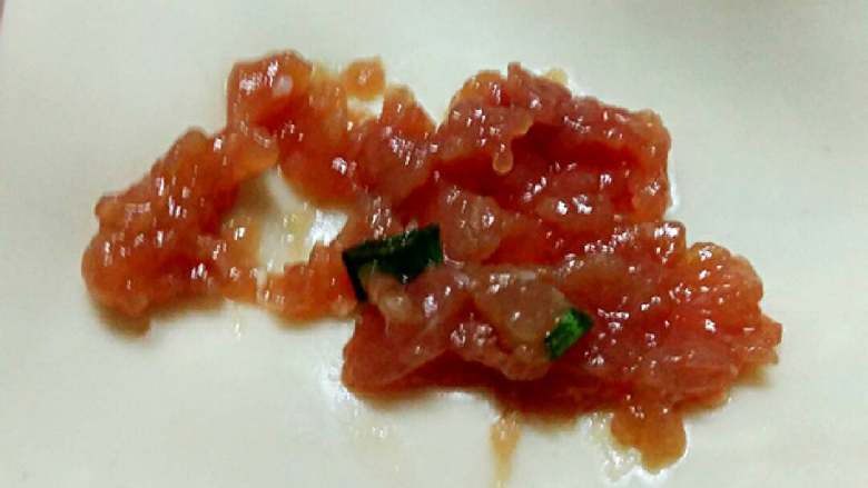 小馄饨+#挑战鸡蛋2的100种做法#,取一张皮放在手中,放馅料于中间。