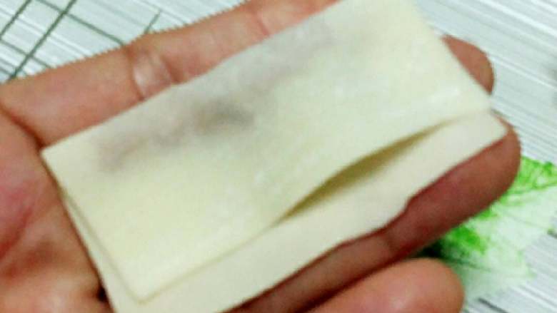 小馄饨+#挑战鸡蛋2的100种做法#,一边叠起面皮摁一下