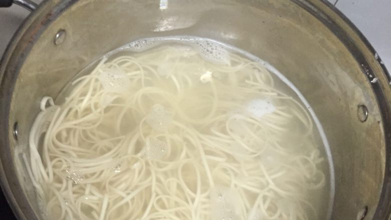 常太太大虾面^_^,另起锅煮面，煮好，捞入碗中！