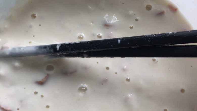 香肠面饼,加水搅拌开