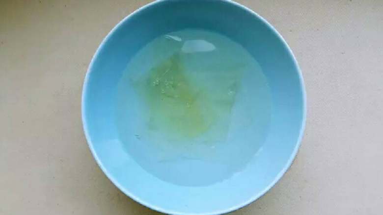 意式鲜奶酪,将吉利丁片放入冰水中浸泡10分钟,然后沥干水分。