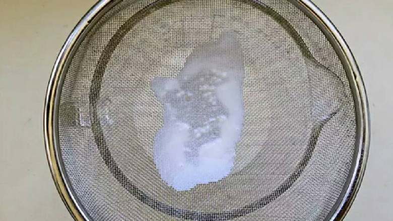 意式鲜奶酪,将混合液过筛,即成奶酪液。