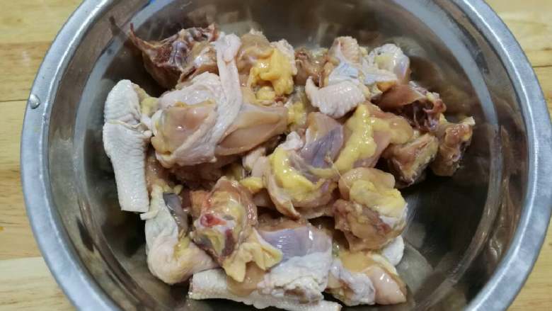 贵州辣子鸡,鸡肉切块清洗干净沥干水(偷懒让卖鸡的帮斩小块)