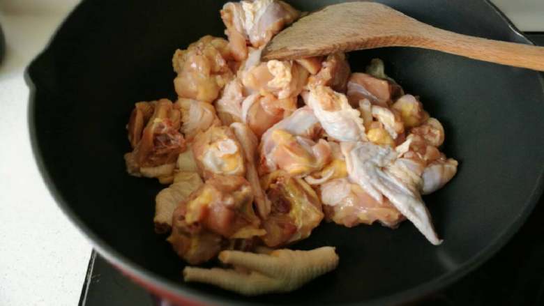 贵州辣子鸡,鸡块放入无油冷锅内,开大火炒