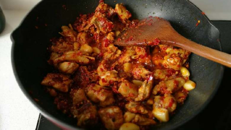 贵州辣子鸡,翻炒2分钟左右,炒制出香味,转中火