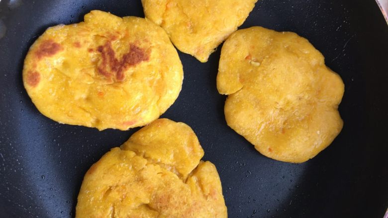 胡萝卜玉米蛋黄松饼,上平底锅，煎熟后，将小饼剪成条状，可当手指饼食用。